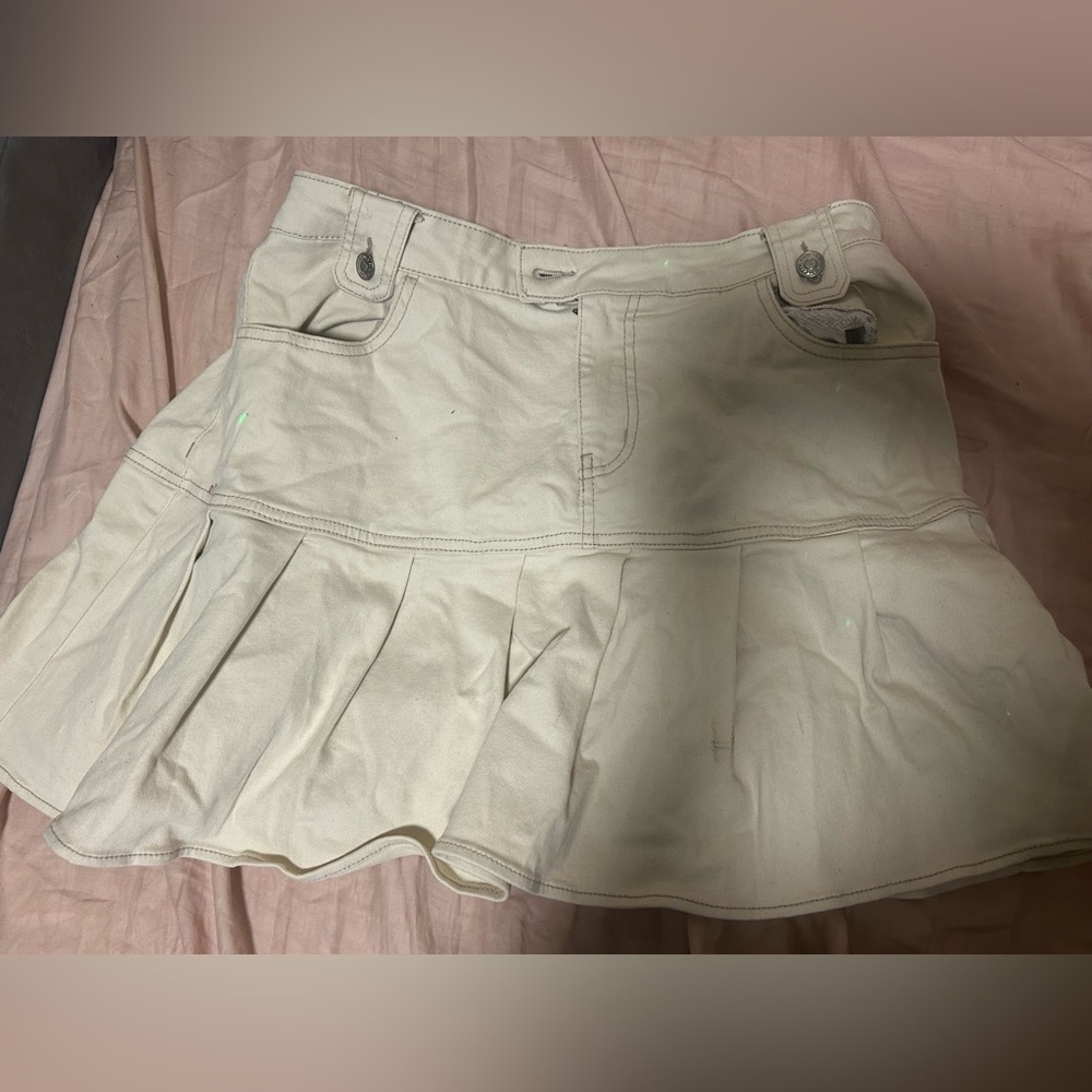 CUTE Y2K SKIRT🤍looks white but is actually beige color‼️